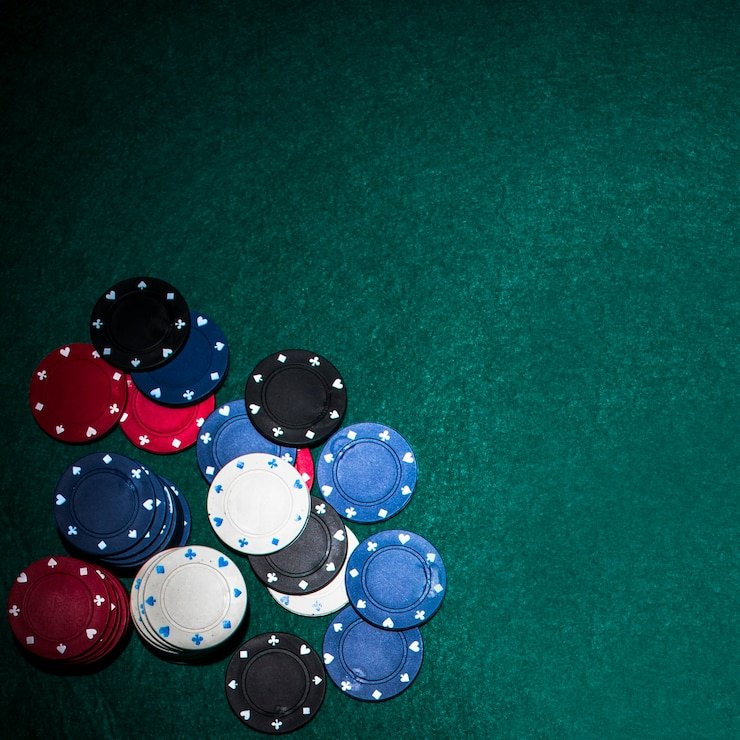 Dealer Caribbean Stud Poker di platform dewa hoki menunjukkan kartu dengan layar HD multi-kamera